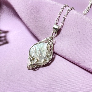 Tekergő  - édesvízi gyöngy medál ezüst láncon - Meska.hu