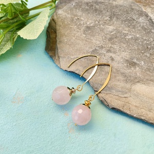 Rózsabimbó - rózsakvarc fülbevaló nemesacél akasztón - ékszer - fülbevaló - lógó csepp fülbevaló - Meska.hu