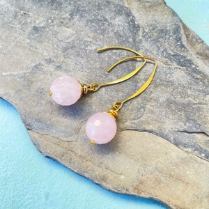 Rózsabimbó - rózsakvarc fülbevaló nemesacél akasztón - ékszer - fülbevaló - lógó csepp fülbevaló - Meska.hu