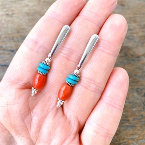 Pendulum -  korall/türkiz  fülbevaló nemesacél kapoccsal - ékszer - fülbevaló - lógó fülbevaló - Meska.hu