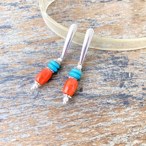 Pendulum -  korall/türkiz  fülbevaló nemesacél kapoccsal - ékszer - fülbevaló - lógó fülbevaló - Meska.hu