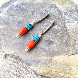 Pendulum -  korall/türkiz  fülbevaló nemesacél kapoccsal - ékszer - fülbevaló - lógó fülbevaló - Meska.hu