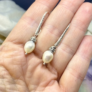 Sissy - fehér lógós tenyésztett gyöngy fülbevaló ezüst kasztóval - ékszer - fülbevaló - lógó fülbevaló - Meska.hu