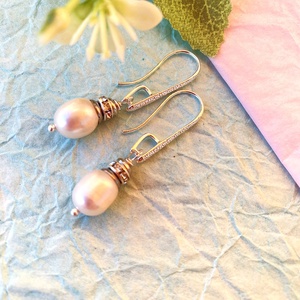 Sissy - fehér lógós tenyésztett gyöngy fülbevaló ezüst kasztóval - ékszer - fülbevaló - lógó fülbevaló - Meska.hu