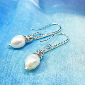 Sissy - fehér lógós tenyésztett gyöngy fülbevaló ezüst kasztóval - ékszer - fülbevaló - lógó fülbevaló - Meska.hu
