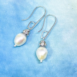 Sissy - fehér lógós tenyésztett gyöngy fülbevaló ezüst kasztóval - Meska.hu