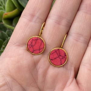 Piros festett howlit fülbevaló -  12mm-es nemesacél franciakapcsos alapban - ékszer - fülbevaló - lógós kerek fülbevaló - Meska.hu