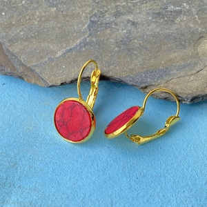 Piros festett howlit fülbevaló -  12mm-es nemesacél franciakapcsos alapban - ékszer - fülbevaló - lógós kerek fülbevaló - Meska.hu