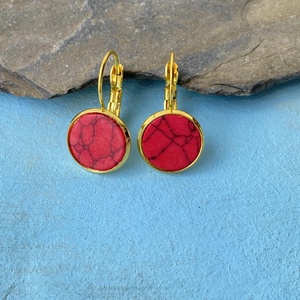 Piros festett howlit fülbevaló -  12mm-es nemesacél franciakapcsos alapban - ékszer - fülbevaló - lógós kerek fülbevaló - Meska.hu