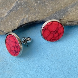 Piros festett howlit - 12 mm-es bedugós ásvány fülbevaló nemesacél alapban - ékszer - fülbevaló - pötty fülbevaló - Meska.hu