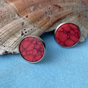 Piros festett howlit - 12 mm-es bedugós ásvány fülbevaló nemesacél alapban - ékszer - fülbevaló - pötty fülbevaló - Meska.hu