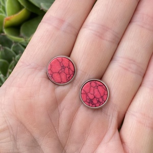 Piros festett howlit - 12 mm-es bedugós ásvány fülbevaló nemesacél alapban - ékszer - fülbevaló - pötty fülbevaló - Meska.hu