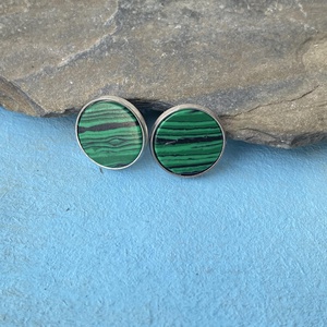 Zöld csíkos malachit fülbevaló  - 12 mm-es bedugós ásvány fülbevaló nemesacél alapban, Ékszer, Fülbevaló, Pötty fülbevaló, Ékszerkészítés, MESKA
