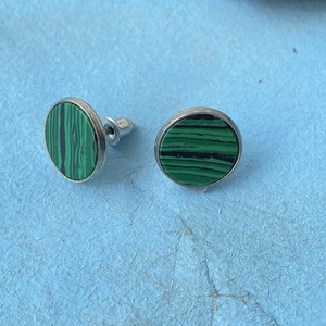 Zöld csíkos malachit fülbevaló  - 12 mm-es bedugós ásvány fülbevaló nemesacél alapban - ékszer - fülbevaló - pötty fülbevaló - Meska.hu