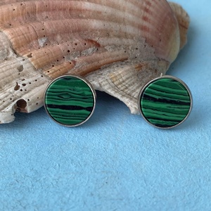 Zöld csíkos malachit fülbevaló  - 12 mm-es bedugós ásvány fülbevaló nemesacél alapban - ékszer - fülbevaló - pötty fülbevaló - Meska.hu