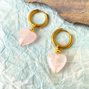 Rózsakvarc szív charm  - ásvány fülbevaló nemesacél karika alapon - ékszer - fülbevaló - karika fülbevaló - Meska.hu