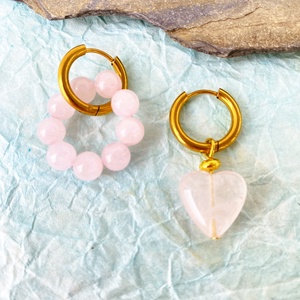 Rózsakvarc szív charm  - ásvány fülbevaló nemesacél karika alapon - ékszer - fülbevaló - karika fülbevaló - Meska.hu