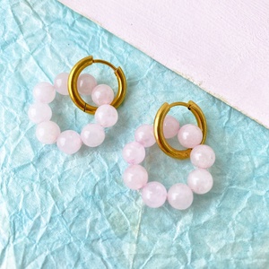 Rózsakvarc fűzött gyöngykoszorú charm  - ásvány fülbevaló nemesacél karika alapon, Ékszer, Fülbevaló, Karika fülbevaló, Ékszerkészítés, MESKA