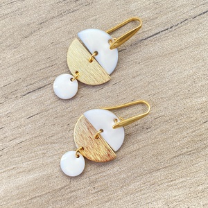  Geometrikus   fehér/arany fülbevaló nemesacél akasztóval  - ékszer - fülbevaló - lógó fülbevaló - Meska.hu