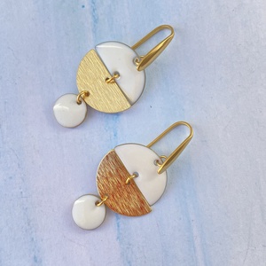  Geometrikus   fehér/arany fülbevaló nemesacél akasztóval  - ékszer - fülbevaló - lógó fülbevaló - Meska.hu