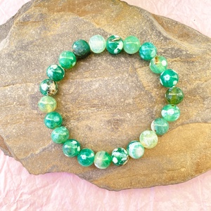 Smaragdzöld tűzachát karkötő  -  fémmentes ásvány  karkötő - ékszer - karkötő - gyöngyös karkötő - Meska.hu