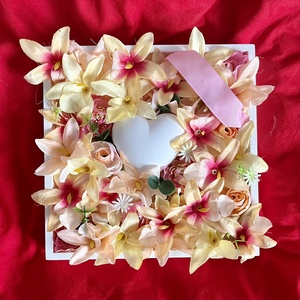 Szülőköszöntő ajándék virág box szívvel, feliratos táblával - sárga, Esküvő, Emlék & Ajándék, Szülőköszöntő ajándék, Mindenmás, MESKA