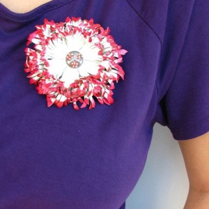 Fehér és piros virág bőr bross és hajdísz - Meska.hu