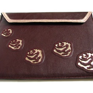 Bordó rózsa mintás marhabőr clutch táska - táska & tok - kézitáska & válltáska - alkalmi táska - Meska.hu