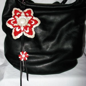 Piros és metál fehér virág bőr táskadísz, fityegő - táska & tok - kulcstartó & táskadísz - táskadísz - Meska.hu