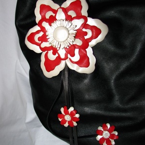 Piros és metál fehér virág bőr táskadísz, fityegő - táska & tok - kulcstartó & táskadísz - táskadísz - Meska.hu