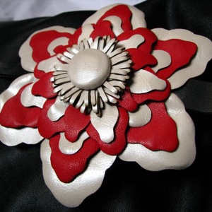 Piros és metál fehér virág bőr táskadísz, fityegő, Táska & Tok, Kulcstartó & Táskadísz, Táskadísz, Bőrművesség, MESKA
