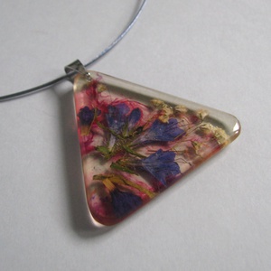 Fehér rezgő, levendulás virágos gyanta nyaklánc ékszer - ékszer - nyaklánc - medálos nyaklánc - Meska.hu