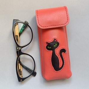 Lazac fekete cica mintás bőr tolltartó, szemüvegtok - táska & tok - pénztárca & más tok - szemüvegtok - Meska.hu
