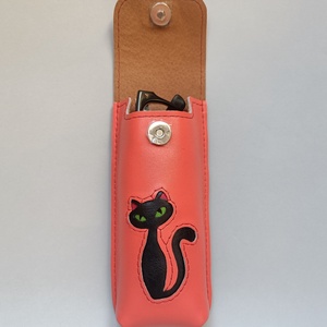 Lazac fekete cica mintás bőr tolltartó, szemüvegtok - táska & tok - pénztárca & más tok - szemüvegtok - Meska.hu
