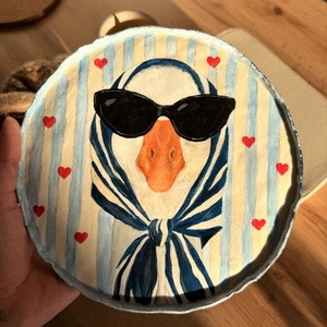 Kézzel festett Cool Goose Dísztányér, Otthon & Életmód, Dekoráció, Dísztárgy, Agyagozás, Festészet, MESKA