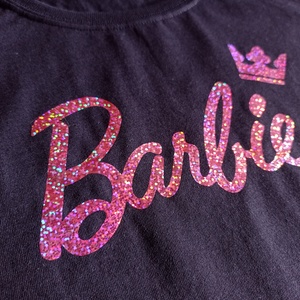 BARBIE - Csillogó feliratos kislány/női póló Fénylő, színjátszó rózsaszín minta - Meska.hu