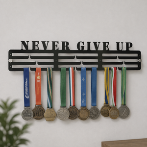 Motivációs éremtartó � Never Give Up � egyedi fém sportéremtartó - Meska.hu