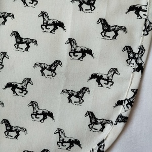 Női fehér lapköpeny, Ló ��  mintás zsebbel , ovis , munkaruha  - ruha & divat - női ruha - tunika - Meska.hu