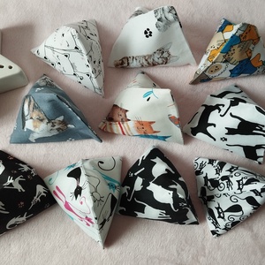 Háromszög formájú babzsák , cica ? mintás,10db, Játék & Sport, Készségfejlesztő és Logikai játék, Logikai játékok, , 9,5cm×9,5cm×9,5cm-es háromszög babzsák.70g műanyag granulátummal töltve.

Kézzel mosható .A babzsák..., MESKA