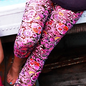 Fekete - lila virágos leggings - Meska.hu