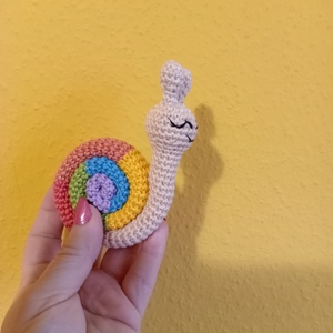 Horgolt csiga-biga, szivárvány színű csigaházzal - Meska.hu