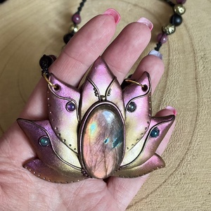 Labradorit lótusz amulett, Ékszer, Nyaklánc, Medálos nyaklánc, Gyurma, Ékszerkészítés, MESKA