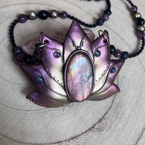 Labradorit lótusz amulett - ékszer - nyaklánc - medálos nyaklánc - Meska.hu