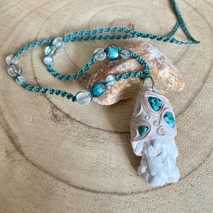 Nyers MAGNEZIT medál TÜRKINITTEL kirakva, Ékszer, Nyaklánc, Medálos nyaklánc, Gyurma, Csomózás, MESKA