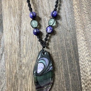 Fluorit nyaklánc csaroittal díszítve - ékszer - nyaklánc - medálos nyaklánc - Meska.hu