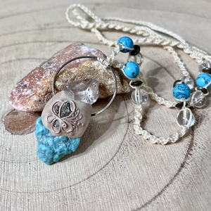 Türkiz- hegyikristály medál pirit darabokkal - Meska.hu