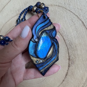 Labradorit nyakék aurakvarcokkal díszítve  - ékszer - nyaklánc - medálos nyaklánc - Meska.hu