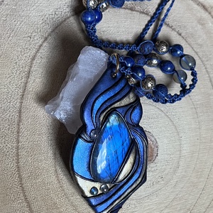 Labradorit nyakék aurakvarcokkal díszítve  - Meska.hu