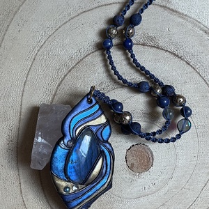 Labradorit nyakék aurakvarcokkal díszítve  - ékszer - nyaklánc - medálos nyaklánc - Meska.hu