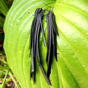 Aszimmetrikus, fekete, rövid szalagos fülbevaló - bicikli belsőből - ékszer - fülbevaló - rojtos fülbevaló - Meska.hu